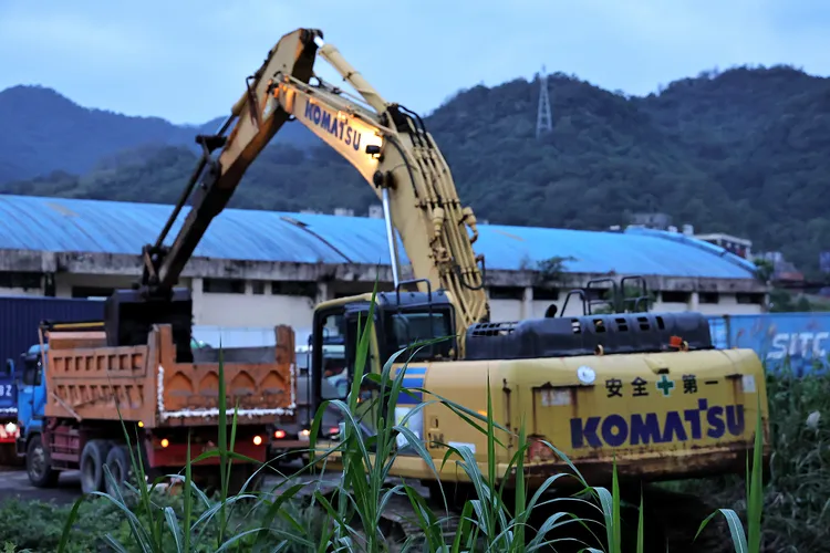 自來水公司在污染區布設沙包隔離，並以抽泥車移除污染積水。翻攝照片
