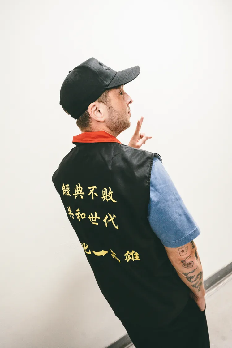 萊恩的宮廟背心背後是「經典不敗共和世代」。Live Nation Taiwan提供