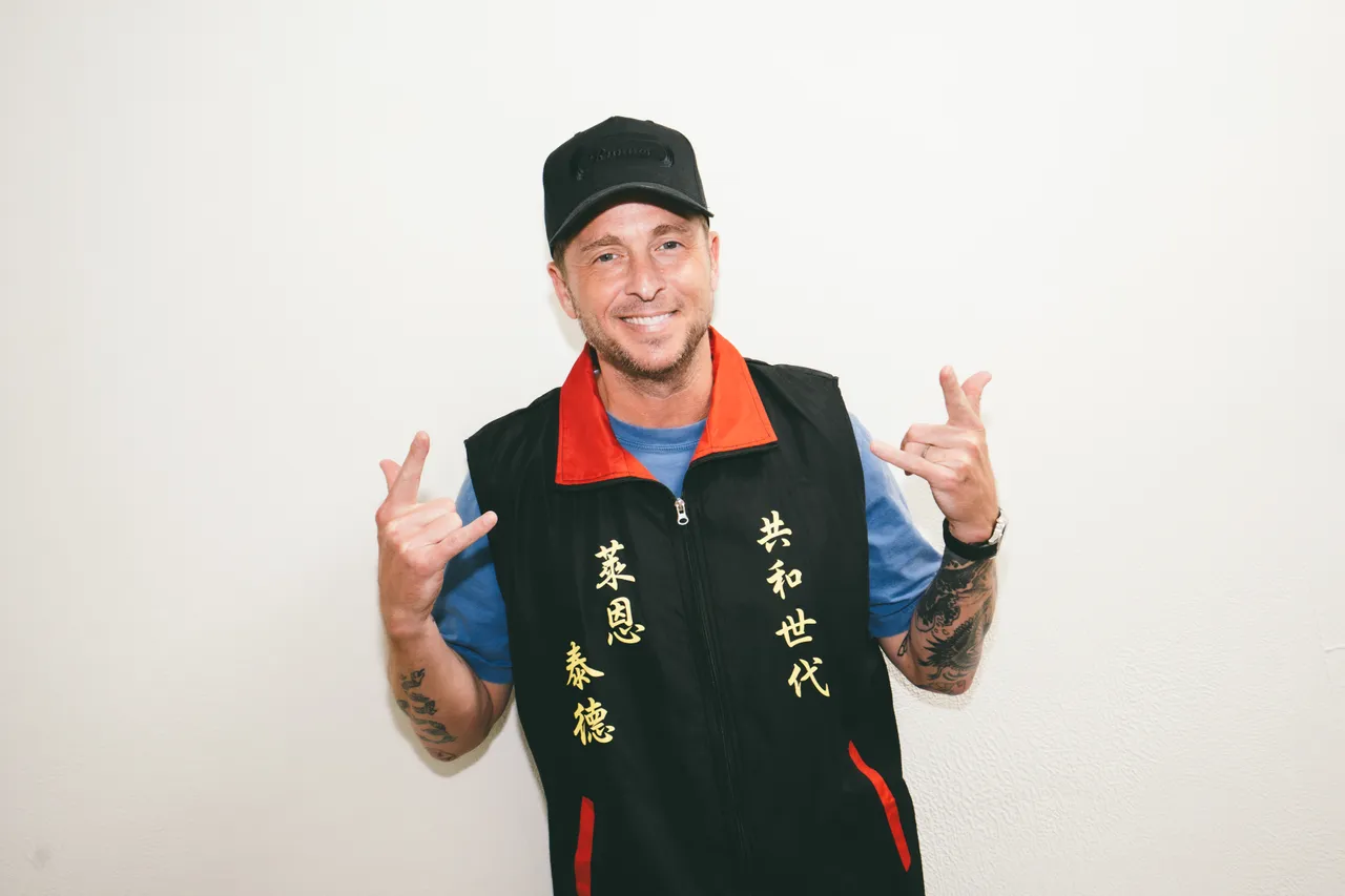 莱恩超爱宫庙背心，正面有共和世代及他的中文名字莱恩泰德。Live Nation Taiwan提供