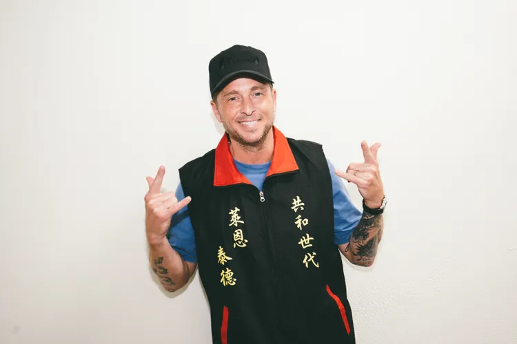 萊恩超愛宮廟背心，正面有共和世代及他的中文名字萊恩泰德。Live Nation Taiwan提供