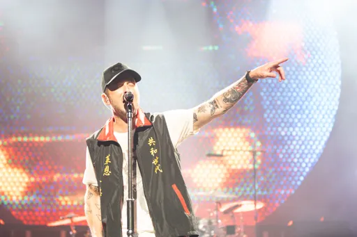 共和世代有够台！穿「宫庙背心」登高雄巨蛋　嗨喊：要狂点水饺