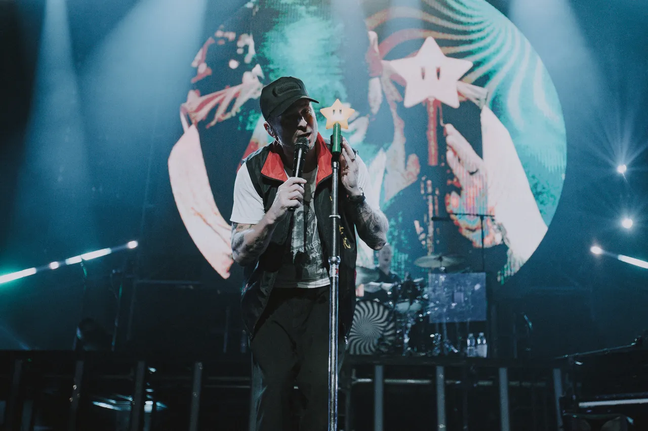 莱恩唱到《RUNAWAY》时，即兴改歌词「My friends in 高雄 they don't know…」。Live Nation Taiwan提供