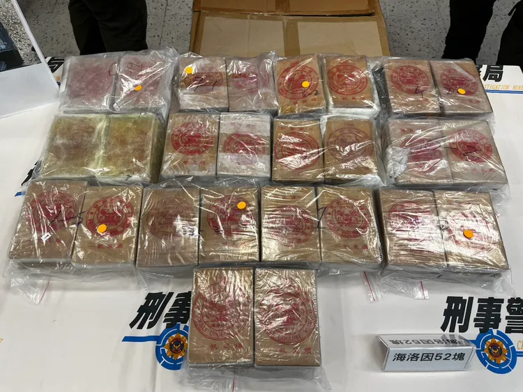 大批海洛因磚夾藏於藝術燈內。翻攝畫面