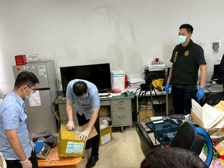 專案小組會同財政部關務署開箱。翻攝畫面