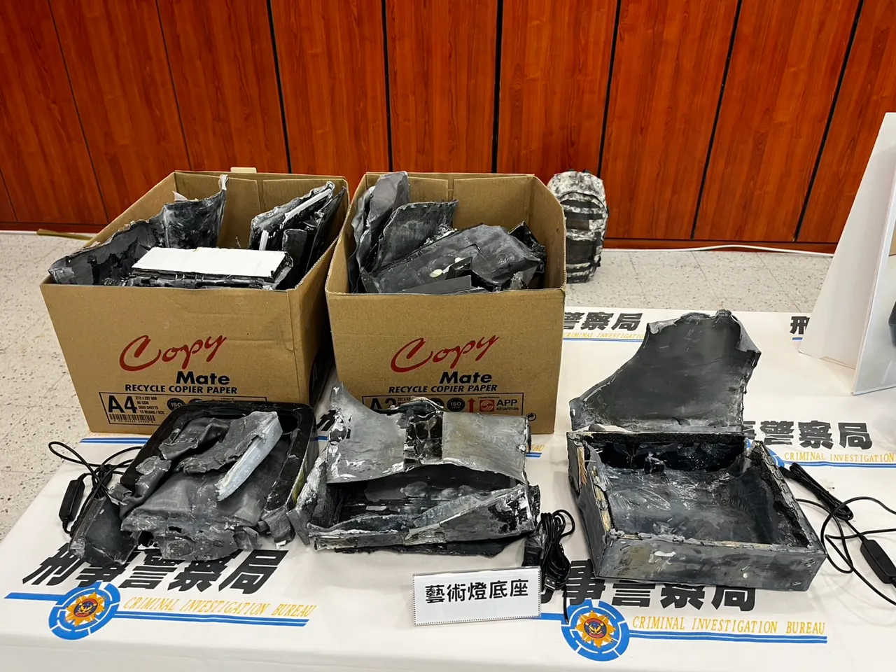 警方查扣藝術燈底座。翻攝畫面