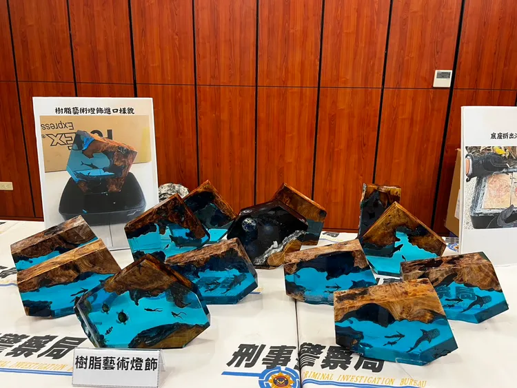 海洛因磚夾藏於藝術燈飾內。翻攝畫面