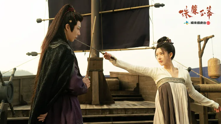 趙露思（右）與劉宇寧在片中從一開始的劍拔奴張到互相吸引。緯來提供