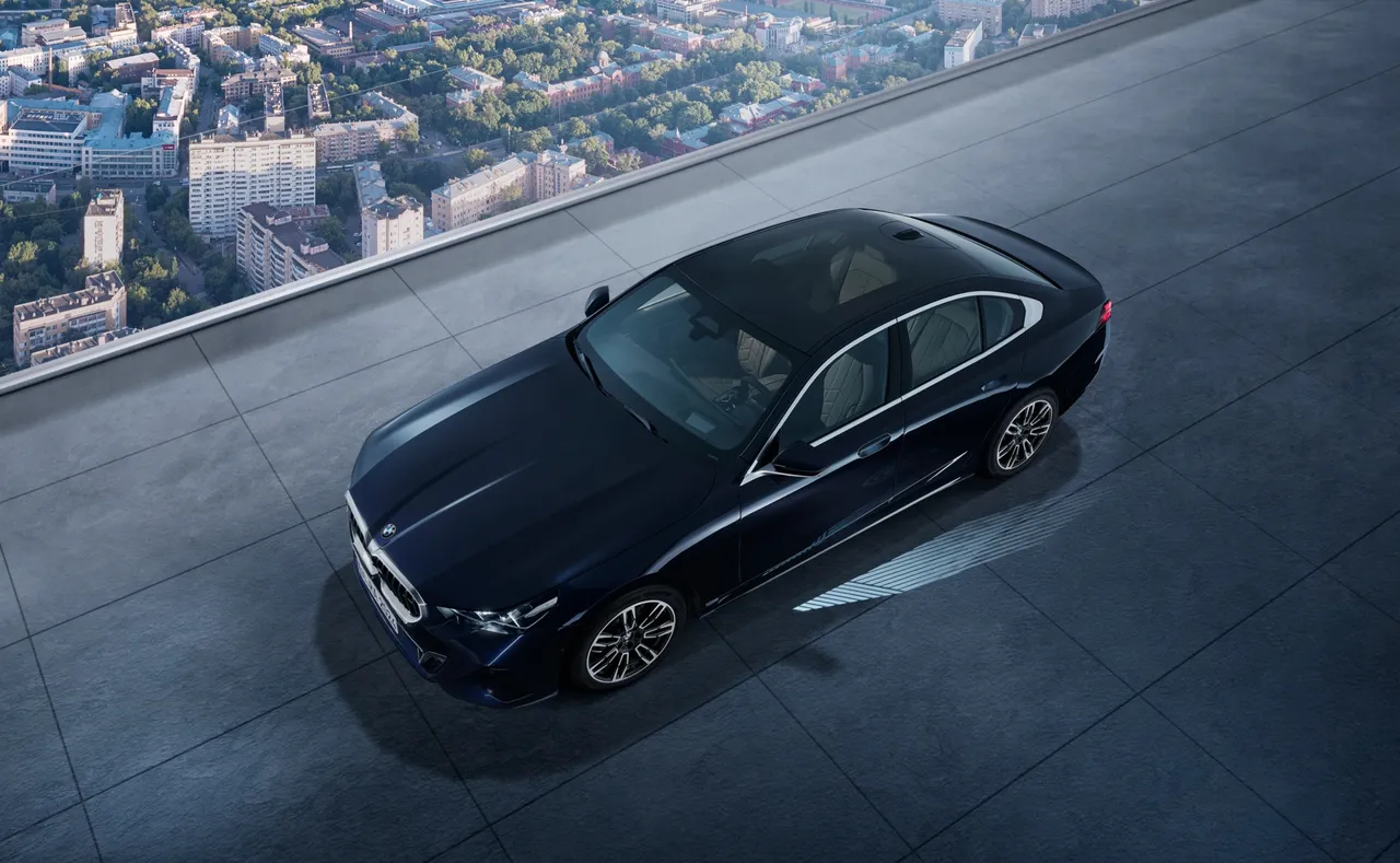 车侧首次导入动态迎宾光毯，以旗舰级礼宾规格迎接车主。业者提供