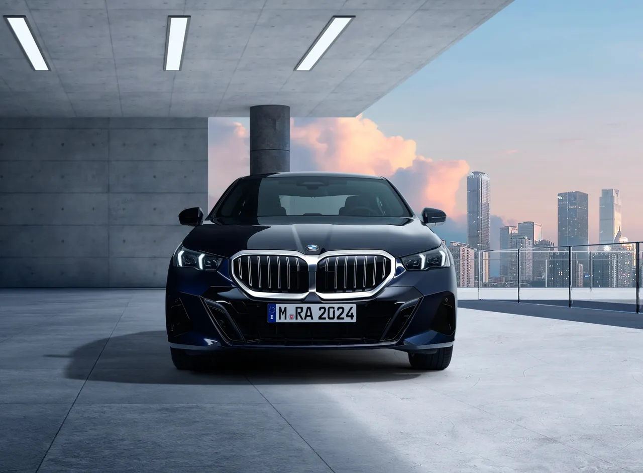 全新年式BMW 520i M Sport Sedan与Touring于外观标配BMW饰光水箱护罩，夜间行驶时呈现更锐利且富层次的光影语汇。业者提供