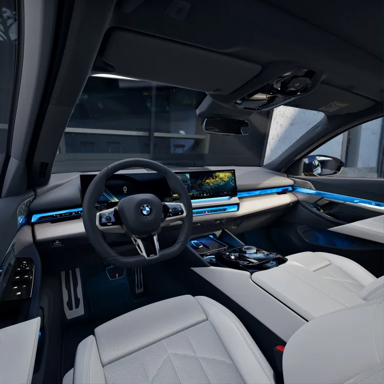 全新年式BMW 5系列全面升級駕駛座車窗、駕駛座行李廂、副駕駛座車窗及後排乘客車窗之控制面板為黑色高光澤材質，同時首次導入Disney+影音串流功能。業者提供