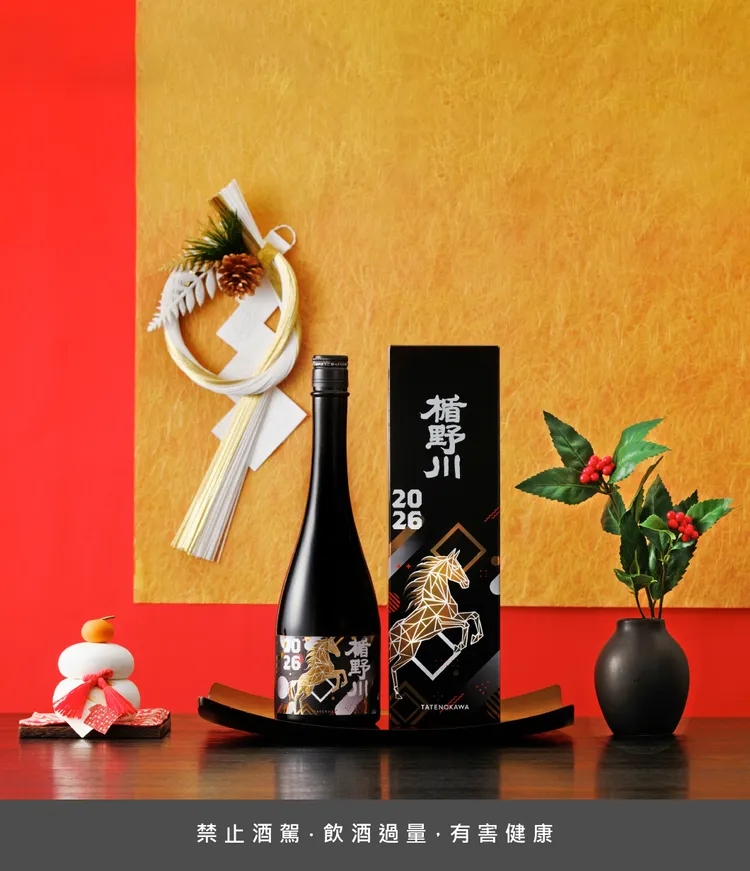 瓶身以迎風奔馳的駿馬為主題，搭配金色視覺元素，呼應新春祝福與節慶送禮的儀式感。吉力酒藏提供