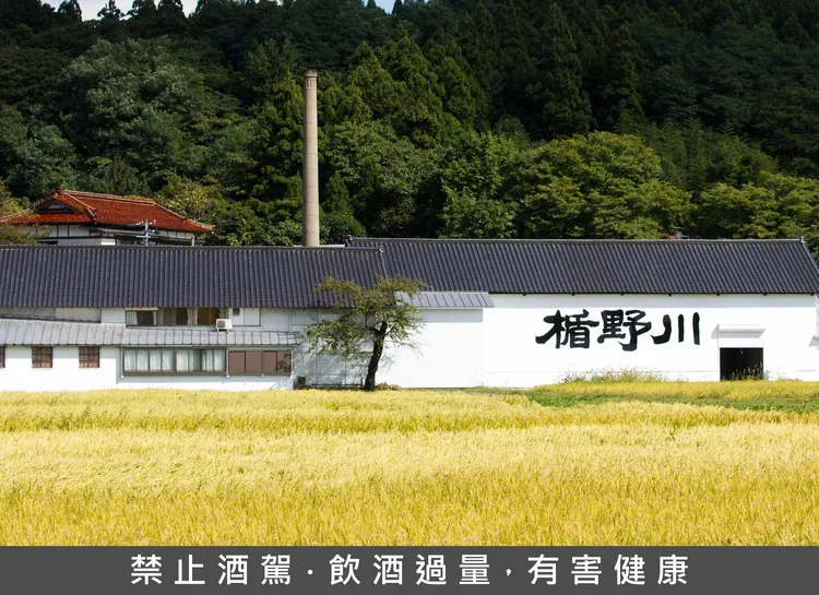 北倚鳥海山、南臨月山，莊內地區以優質稻米與清冽地下水聞名，是日本屈指可數的釀酒穀倉地帶。吉力酒藏提供