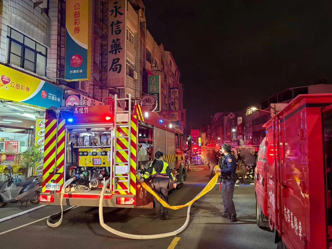 小港洗衣店传火警，1名男子意识模糊被送医。翻摄画面