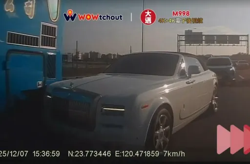 要价4000万豪车出过「台湾蓝鹊」版　高速路擦撞游览车目击民众惊呆