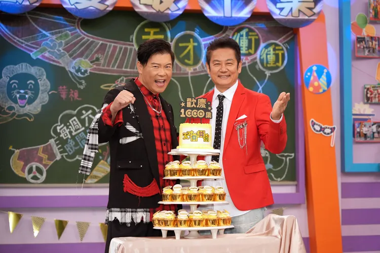曾國城（左）、徐乃麟以蛋糕慶祝《天才衝衝衝》第1000集錄影。彭欣偉攝