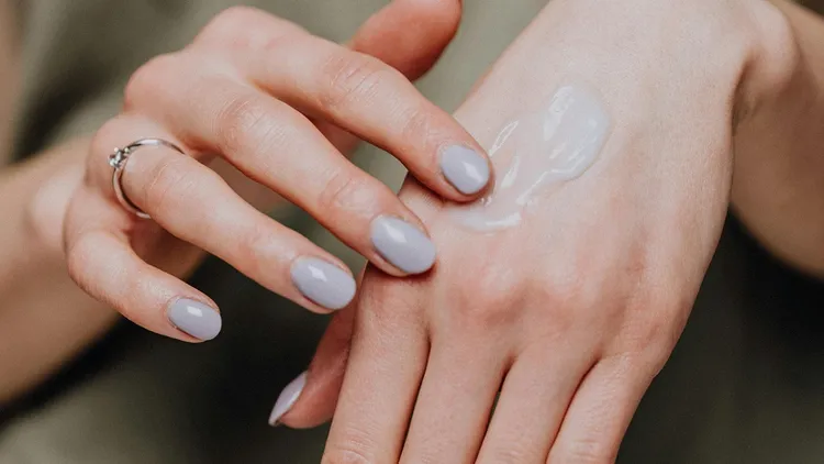 今公布最新一批苏丹4号化粧品验出清单，竟再新增18品项，包含修护霜、抚纹万用棒及护发精油等商品都验出了。示意图，翻摄Pexels