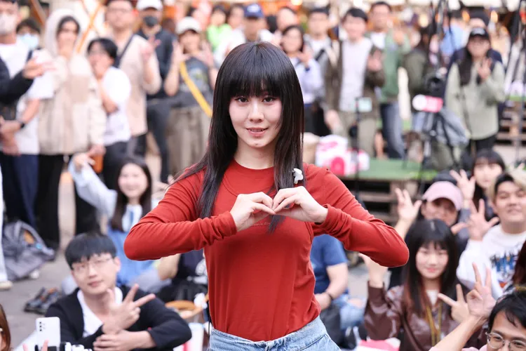 白安今於台北東區舉辦「與白安路邊野餐」活動，邀歌迷席地而坐同歡。莊宗達攝