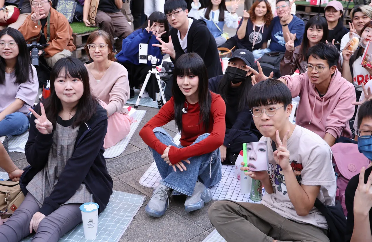 白安与粉丝街头开趴同欢。庄宗达摄