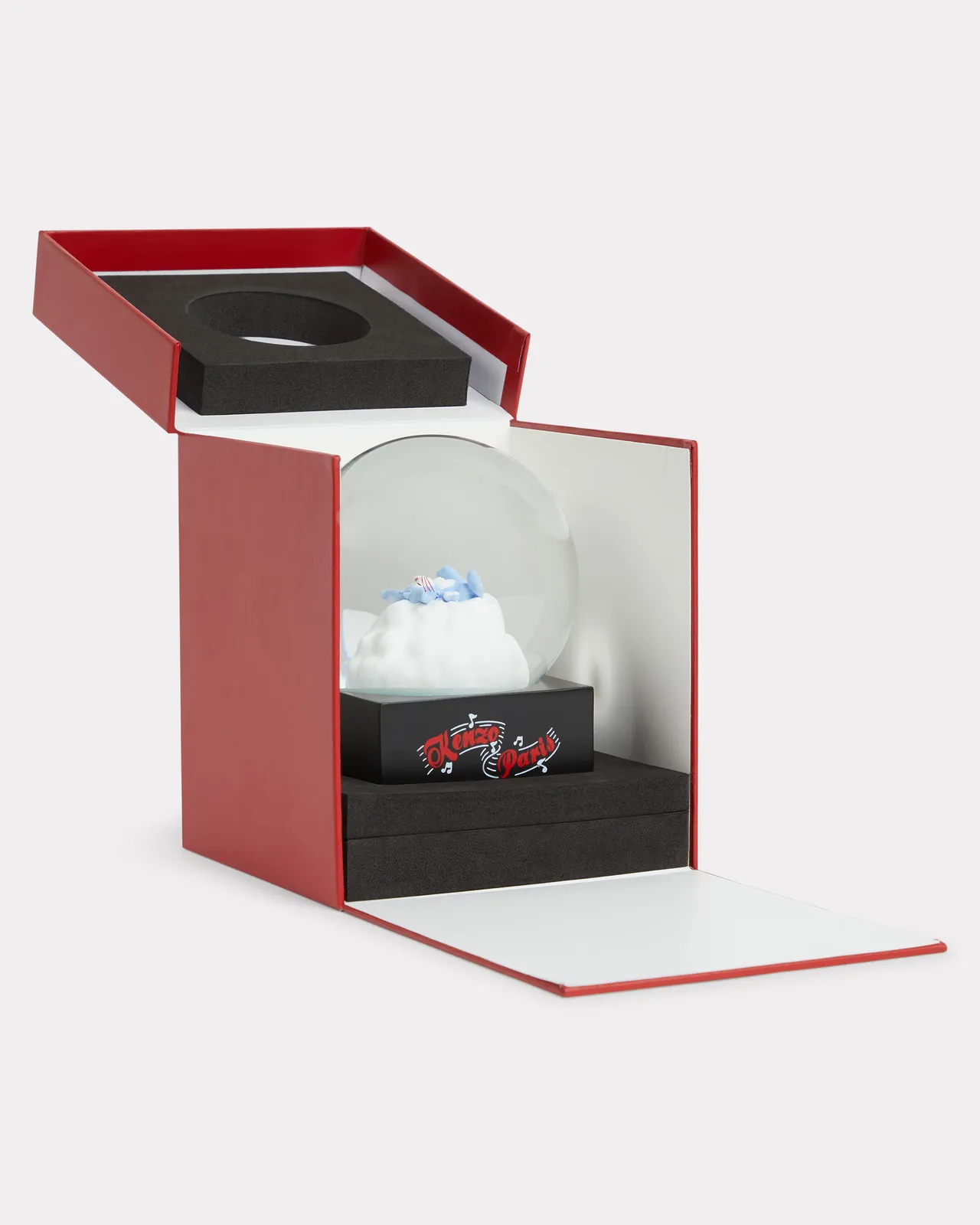 KENZO WINTER限定多彩KALI水晶球，4300元。品牌提供