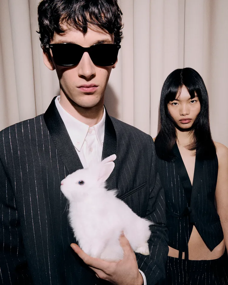 品牌也「邀請」真的兔子加入形象大片拍攝。品牌提供