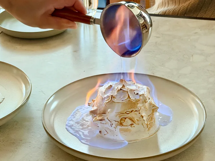「火焰阿拉斯加」上桌前澆淋橙酒呈現火焰秀。莊偉祺攝