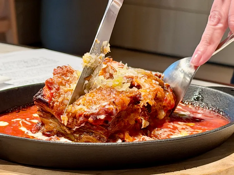 「老奶奶千層麵」主廚特別打造出多達7、8層以上的份量。莊偉祺攝