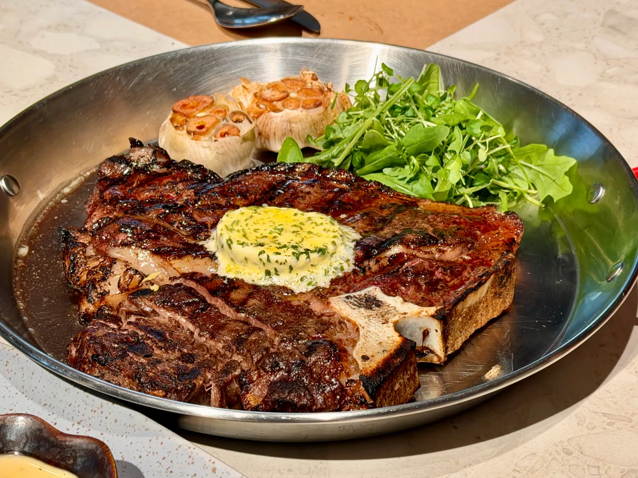 「红屋牛排」以美国Prime等级32盎司牛排搭配手工香料奶油。庄伟祺摄