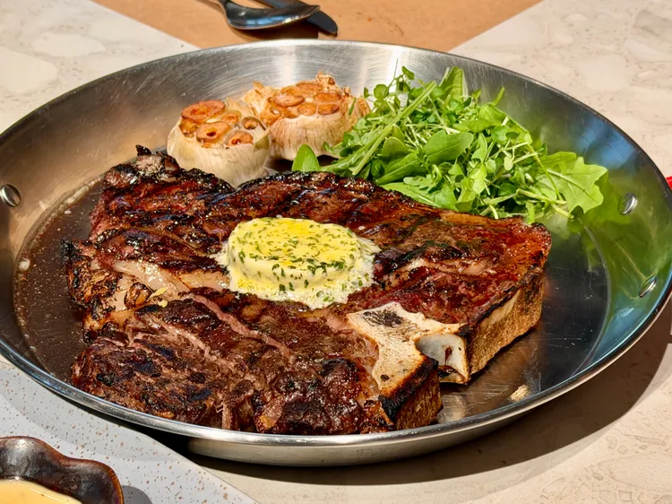 「紅屋牛排」以美國Prime等級32盎司牛排搭配手工香料奶油。莊偉祺攝