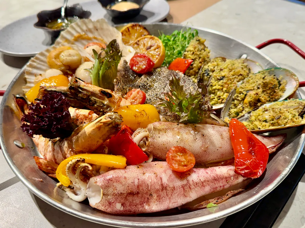 「海鲜拼盘佐雷莫拉与阿根廷青酱」可吃到炉烤明虾、中卷、扇贝等。庄伟祺摄