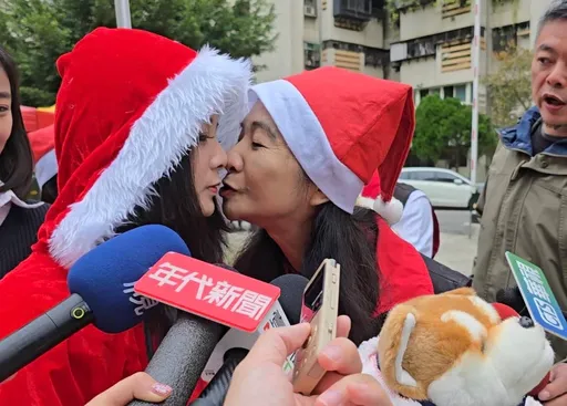 母女情深！應曉薇「嘴對嘴」kiss鼓勵應佳妤　是否代母出征仍成謎