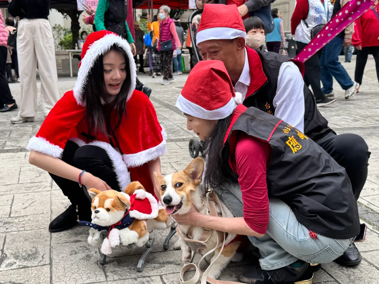 应晓薇（右）、应佳妤（左）一同出席地方的冬至、圣诞活动。张彩茜摄