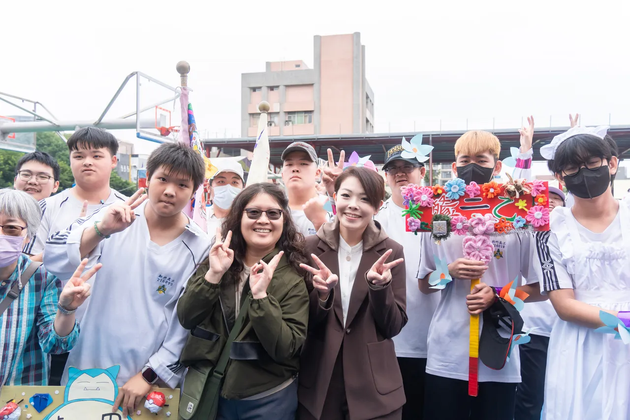 高虹安复职后首次进入校园与新竹高工师生同乐。新竹市府提供