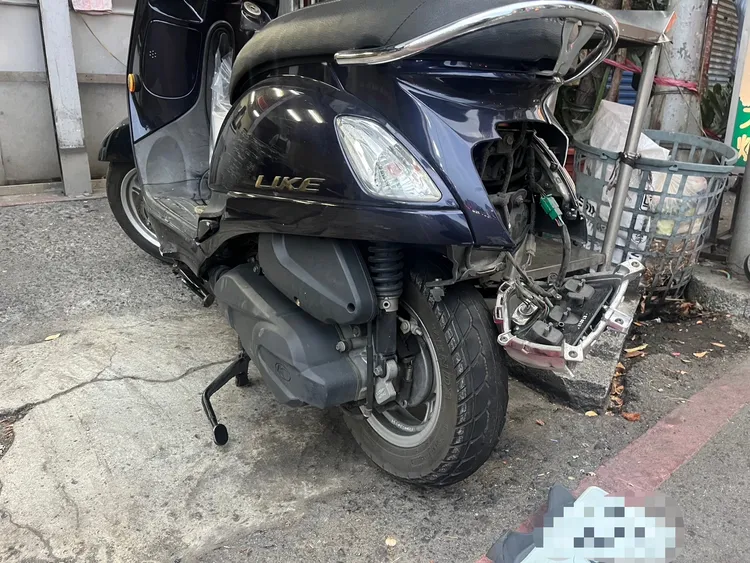 11岁童骑重机闯红灯遭擦撞。翻摄画面