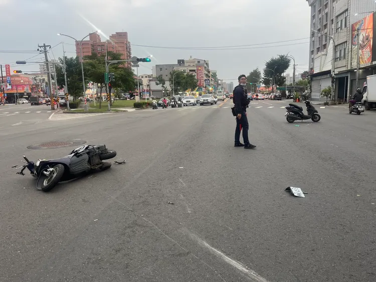 11歲童騎重機闖紅燈遭擦撞。翻攝畫面