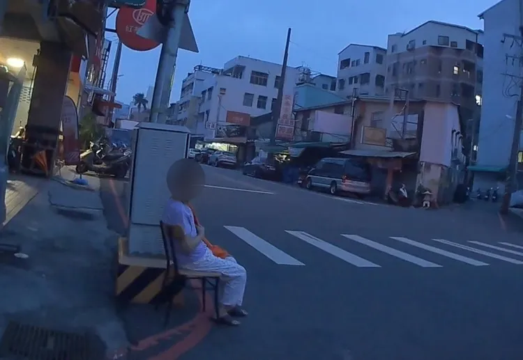 李阿嬤出門散步卻忘了回家的路，幸好遇到熱心民眾協助報警，終於化解一場危機。翻攝畫面