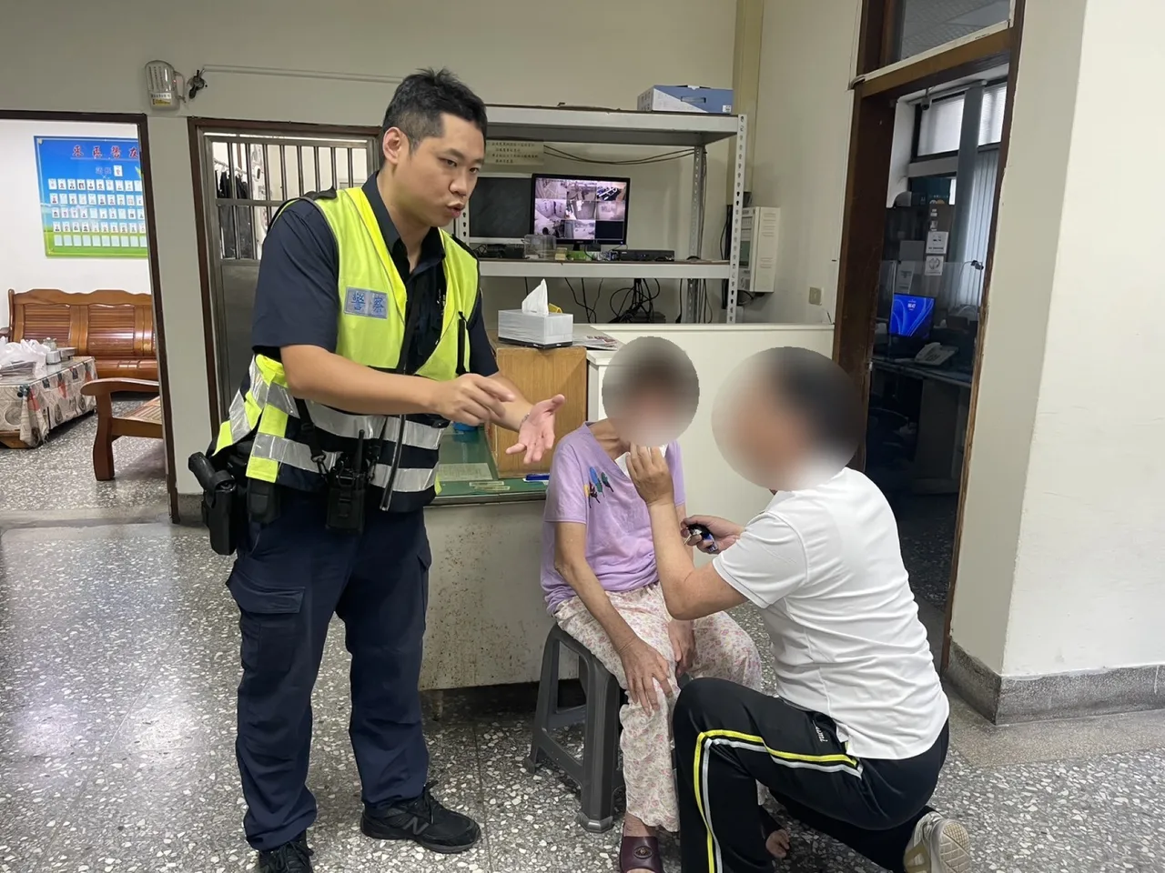 李阿嬷出门散步却忘了回家的路，幸好遇到热心民众协助报警，终于化解一场危机。翻摄画面