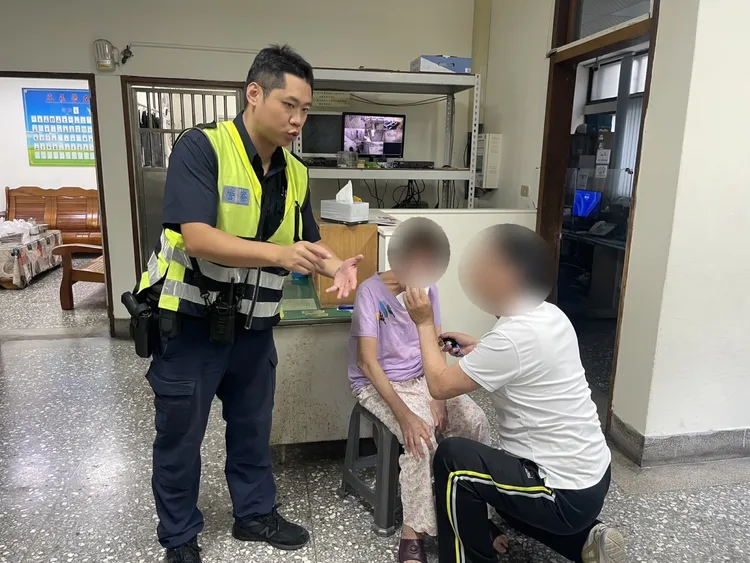 李阿嬤出門散步卻忘了回家的路，幸好遇到熱心民眾協助報警，終於化解一場危機。翻攝畫面