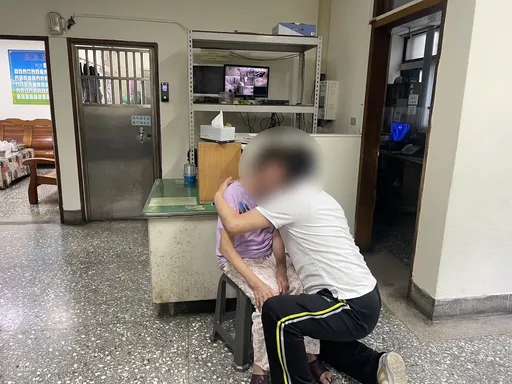 8旬嬷知道家在哪却忘了怎么走　警民伸援！嬷见儿到...泪纵横