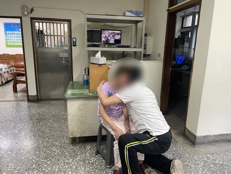 李阿嬷出门散步却忘了回家的路，幸好遇到热心民众协助报警，终于化解一场危机。翻摄画面