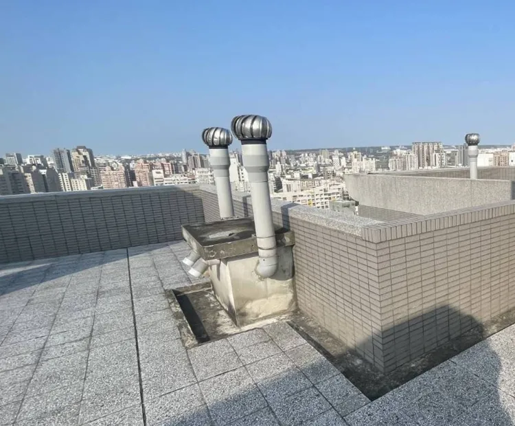 陈姓住户从社区顶楼坠楼，摔在2楼邻居露台上，当场死亡。民众提供