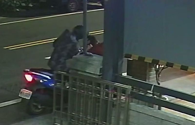 彰化逆孫要錢不成當街暴打阿嬤 畫面曝光引怒火!警方出手了