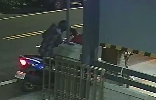 彰化逆孙要钱不成当街暴打阿嬷　画面曝光引怒火！警方出手了