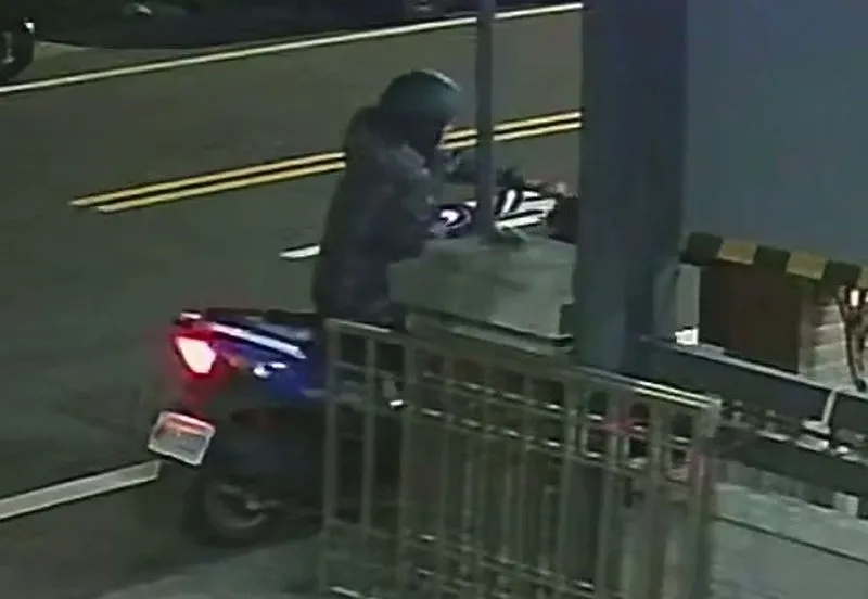 逆孙右手拉住阿嬷头发，左手连续出拳殴打阿嬷头部。翻摄脸书「伸港小镇」