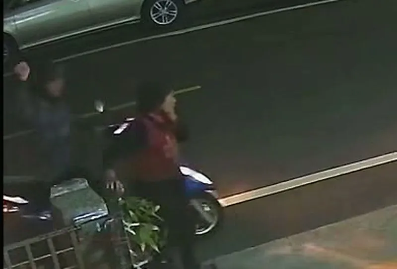 男子要不到钱，当街向阿嬷挥拳殴打。翻摄脸书「伸港小镇」