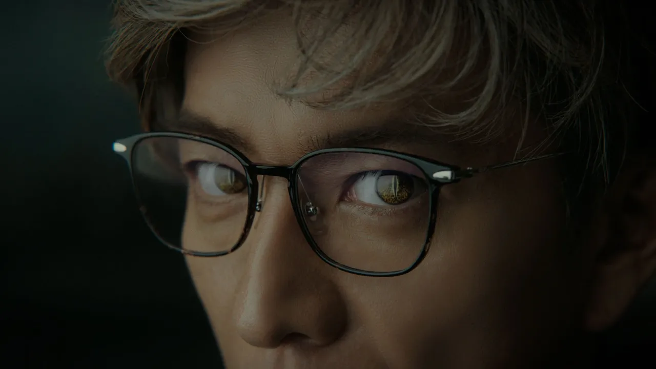 木村拓哉此次以高颜值与熟男气场，彻底打破「老花眼镜等于显老」的传统刻板印象。品牌提供