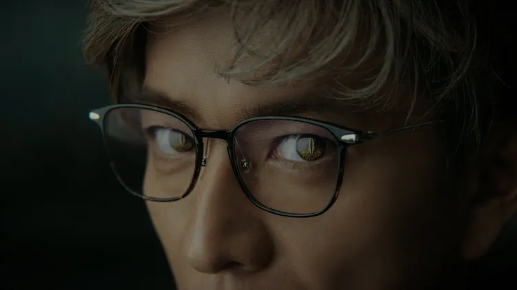 木村拓哉此次以高顏值與熟男氣場，徹底打破「老花眼鏡等於顯老」的傳統刻板印象。品牌提供