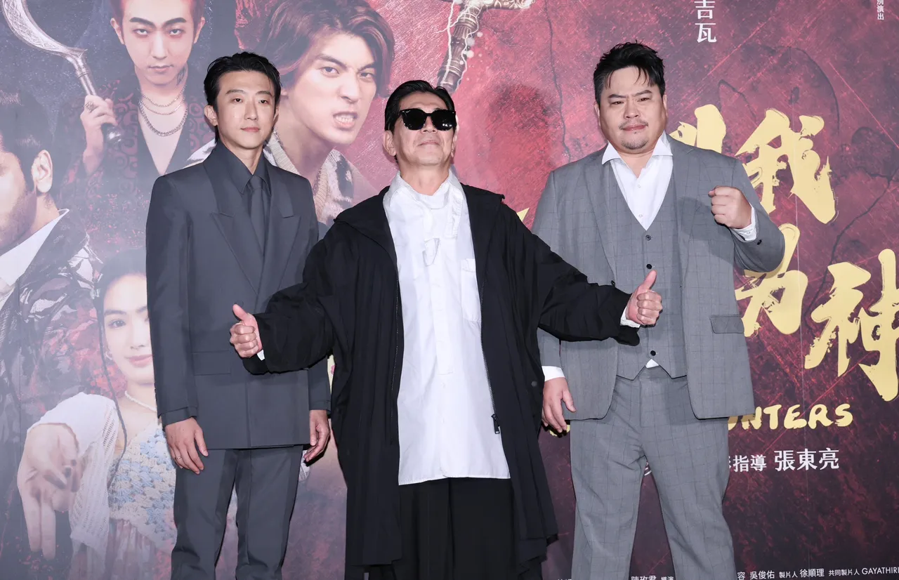 怀秋（左起）、高捷与吴震亚为电影积极练舞。庄宗达摄