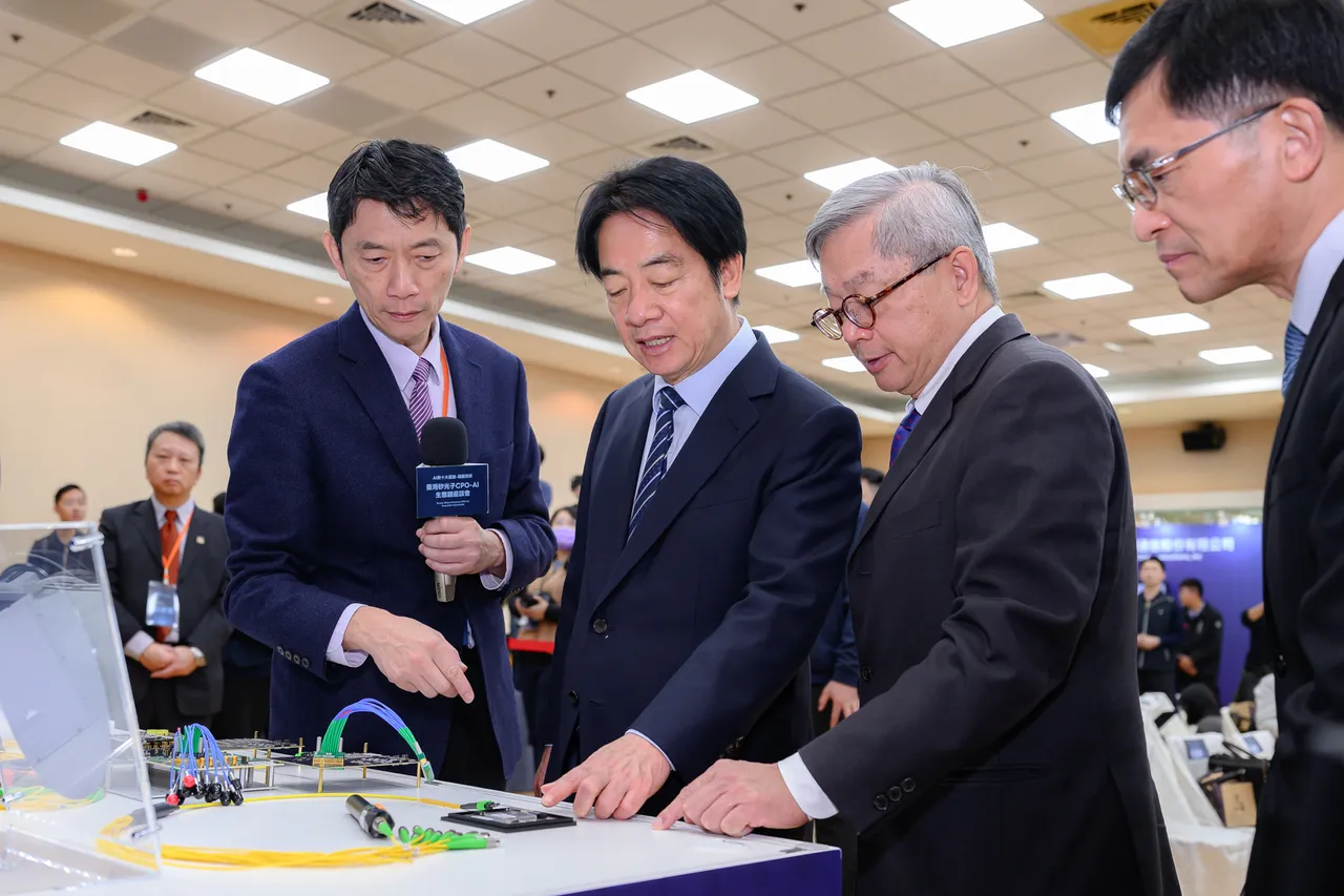 总统赖清德出席矽光子CPO-AI生态链座谈会，听取产官学研团队说明低能耗、高频宽的下一代AI运算技术应用。国科会提供
