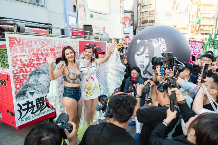 蔷蔷（左）、法拉利姐昨出席活动，现场互酸，火药味浓厚。VieFor提供