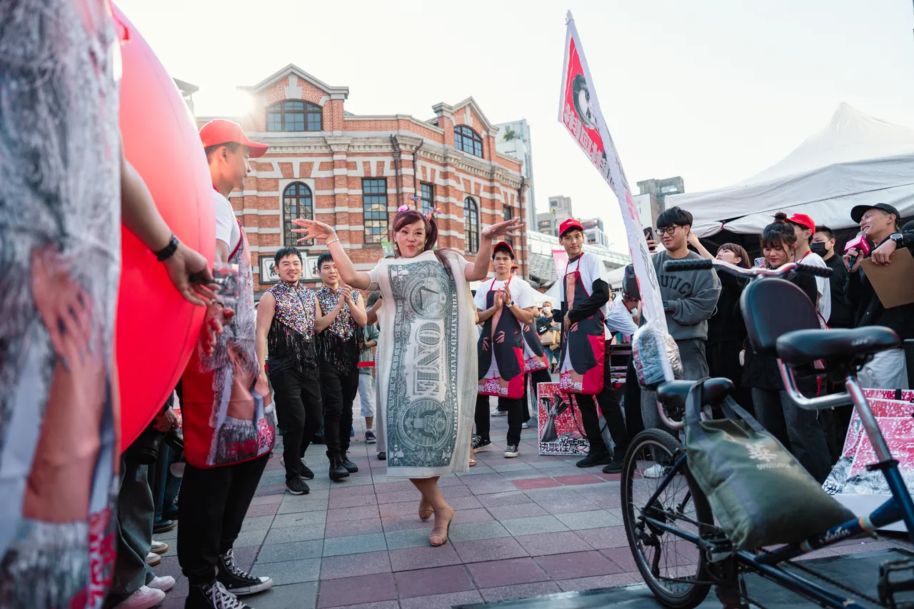 法拉利姐搞怪扫街。VieFor提供